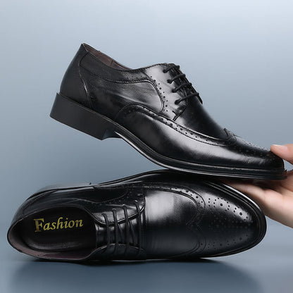 Scarpe eleganti uomo in pelle nera, design brogue, suola robusta, stile formale, ideali per ufficio e cerimonie. Scarpe classiche moda maschile.