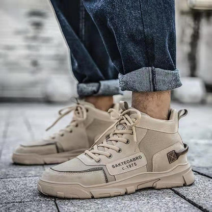 Herrestøvler med snørebånd ved anklen, overdel i lærred og kilehæl