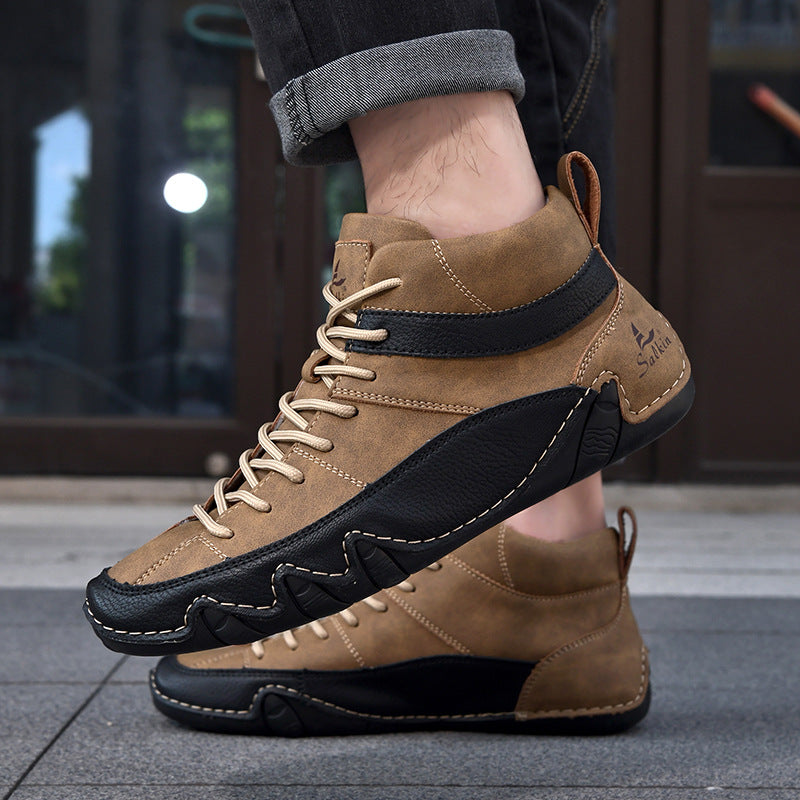 Scarpe da uomo in pelle scamosciata marrone con suola nera, design casual e lacci beige, indossate all'aperto su pavimento in pietra.