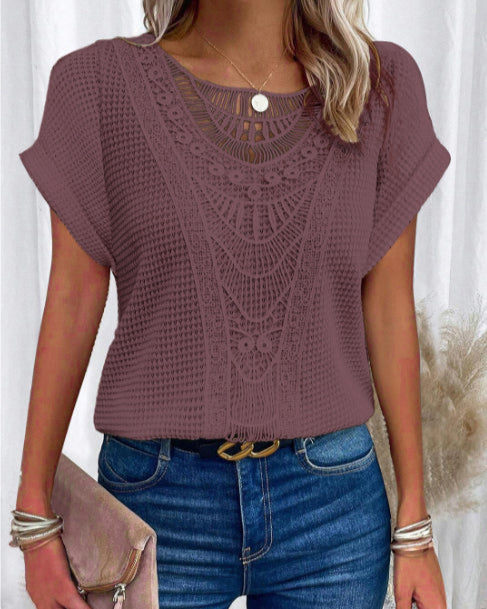Donna con maglia traforata marrone, jeans blu e accessori moda. Stile casual chic, tendenza moda femminile, abbigliamento estivo elegante.
