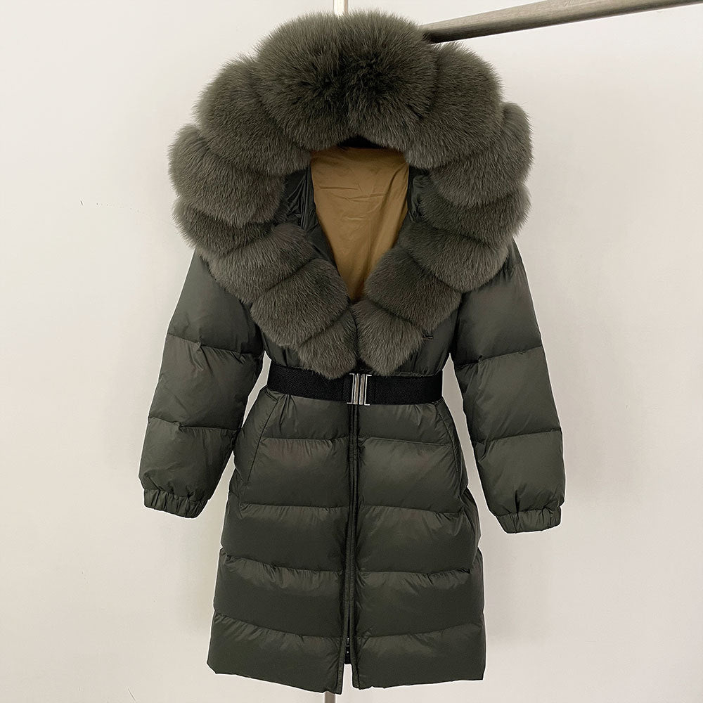 Cappotto invernale verde scuro con cappuccio in pelliccia sintetica, imbottitura trapuntata, cintura in vita, moda donna, abbigliamento caldo.