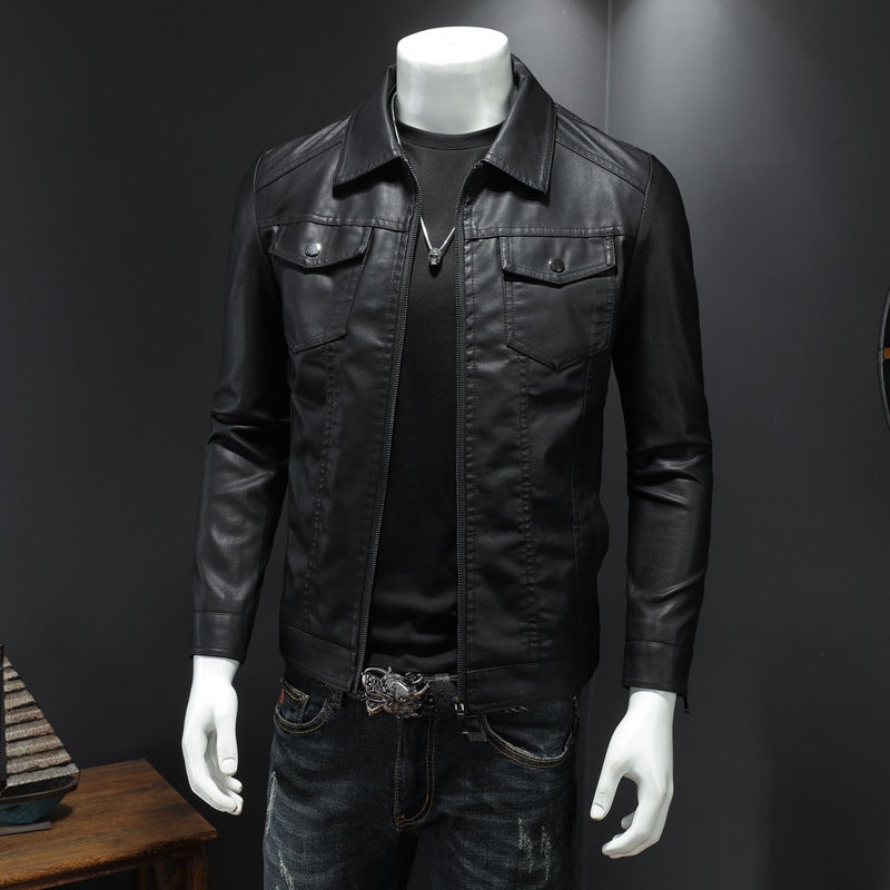 Giacca in pelle nera da uomo su manichino, stile casual ed elegante, con dettagli a bottoni e zip, abbinata a jeans scuri. Moda maschile contemporanea.
