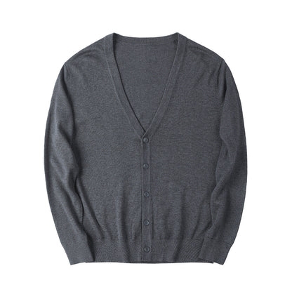 Cardigan grigio in lana, design classico con scollo a V e bottoni, ideale per moda uomo autunno inverno, abbigliamento casual elegante.