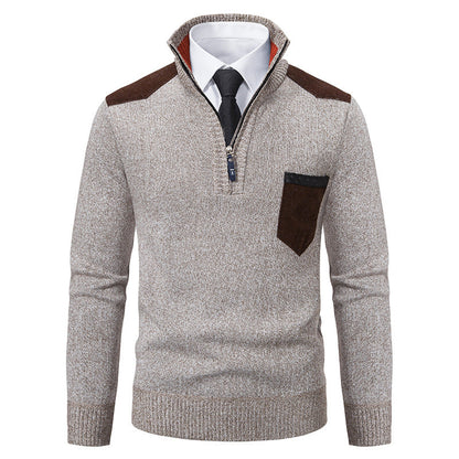 Maglione grigio da uomo con zip, dettagli marroni su spalle e taschino, indossato sopra camicia bianca e cravatta nera. Elegante e casual.