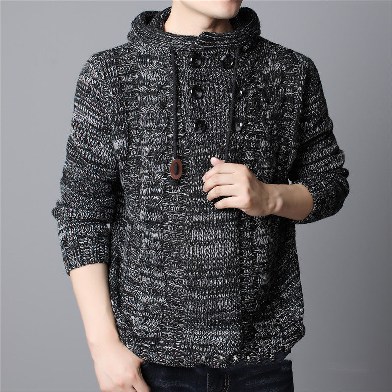 Maglione uomo invernale grigio scuro, lavorato a maglia con bottoni decorativi e cappuccio, moda casual, abbigliamento caldo e confortevole.