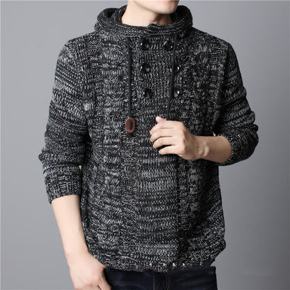 Maglione uomo invernale grigio scuro, lavorato a maglia con bottoni decorativi e cappuccio, moda casual, abbigliamento caldo e confortevole.