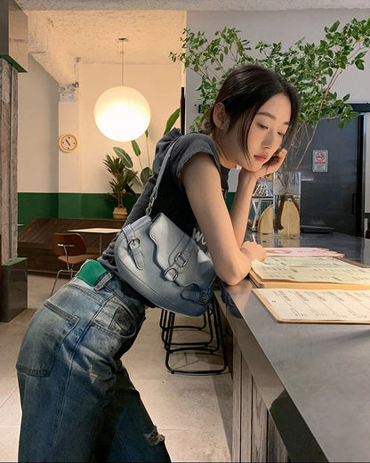 Damejeans i denim med lige ben og retro stil med slidmærker