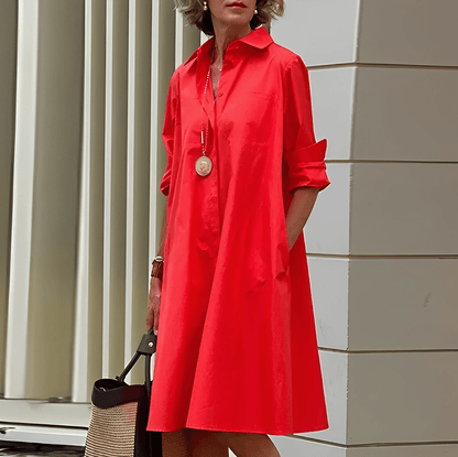 Abito con colletto risvoltato e silhouette elegante ideale per l'estate