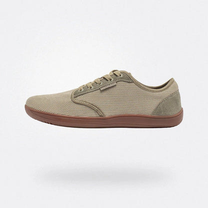 Scarpa casual beige in tessuto traspirante con suola marrone, design minimalista, ideale per comfort quotidiano e stile urbano.