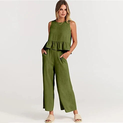 Donna in tuta verde oliva con volant, mani in tasca, sandali beige. Moda donna, abbigliamento estivo elegante, stile casual chic.
