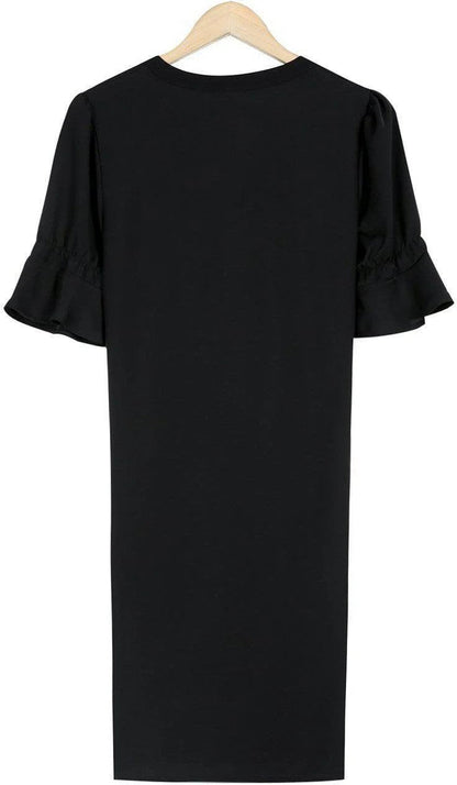 Abito nero elegante con maniche a volant, appeso su gruccia di legno. Moda donna, abbigliamento casual chic, stile minimalista.