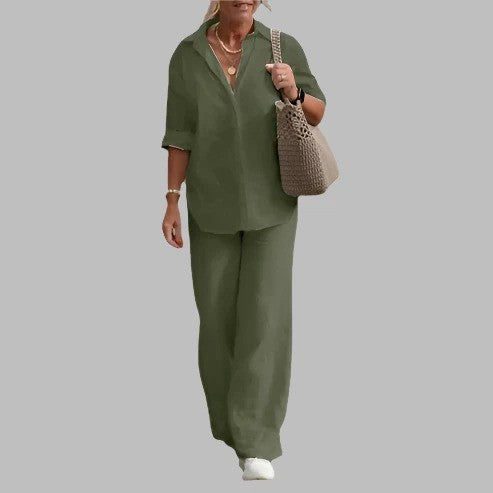 Donna con abbigliamento casual verde oliva, camicia e pantaloni larghi, borsa intrecciata beige, scarpe bianche. Moda donna, stile estivo elegante.