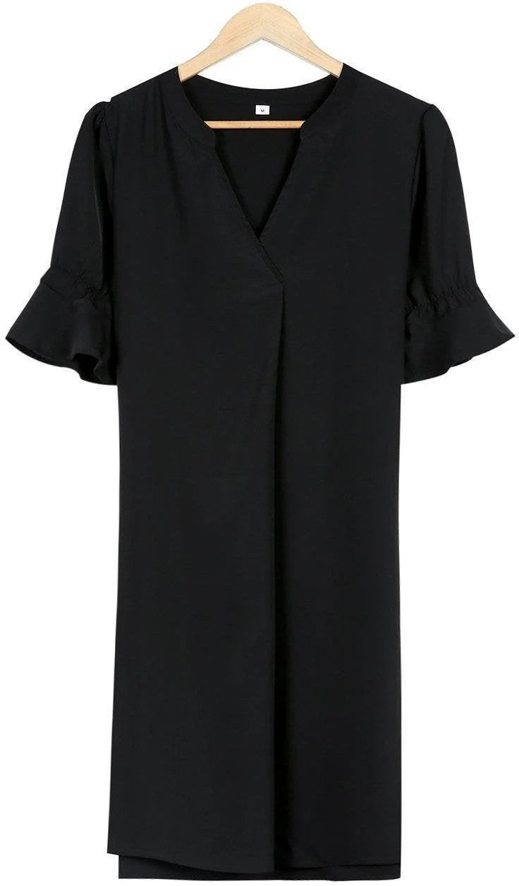 Abito nero elegante con maniche a volant, appeso su gruccia di legno. Vestito donna casual chic, moda femminile, abbigliamento estivo.