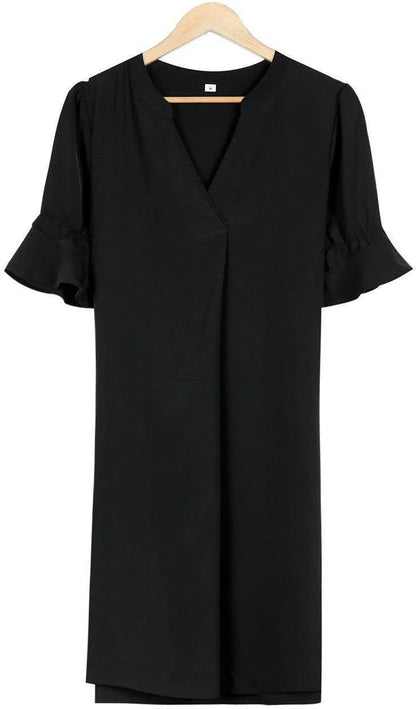 Abito nero elegante con maniche a volant, appeso su gruccia di legno. Vestito donna casual chic, moda femminile, abbigliamento estivo.