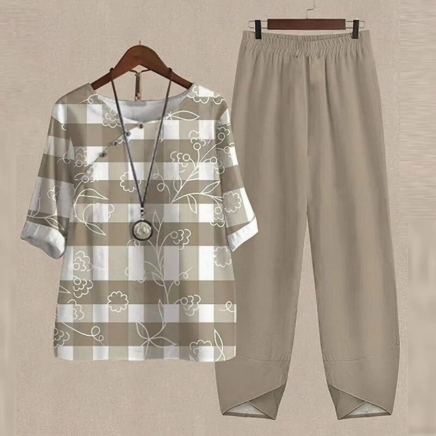 Completo donna estivo: maglia a quadri beige con fiori bianchi, pantaloni beige larghi. Moda casual, abbigliamento leggero, stile elegante.