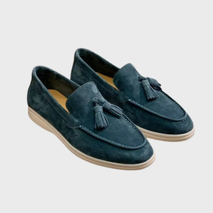 Mocassini uomo in pelle scamosciata blu con nappine, suola beige. Scarpe eleganti e casual, ideali per moda maschile e abbigliamento formale.