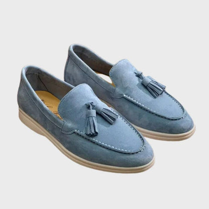 Mocassini uomo in pelle scamosciata blu con nappine, suola beige. Scarpe eleganti e casual, ideali per moda maschile e stile raffinato.