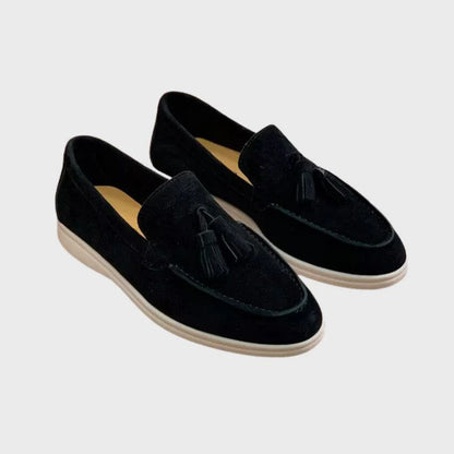 Mocassini uomo in pelle scamosciata nera con nappine, suola chiara. Scarpe eleganti e casual, ideali per look sofisticati e moderni.