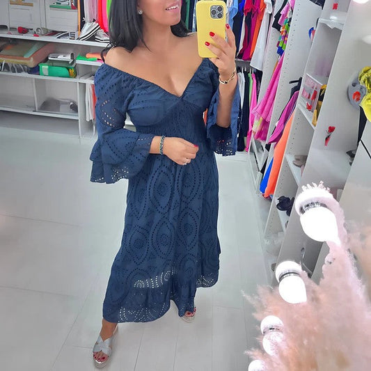 Donna in abito blu elegante con scollo a V e maniche a campana, scatta selfie in camerino colorato. Moda femminile, abbigliamento estivo, shopping.