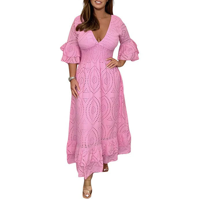 Abito lungo rosa con maniche a volant e scollo a V, motivo traforato elegante, perfetto per eventi estivi e cerimonie. Moda donna 2023.