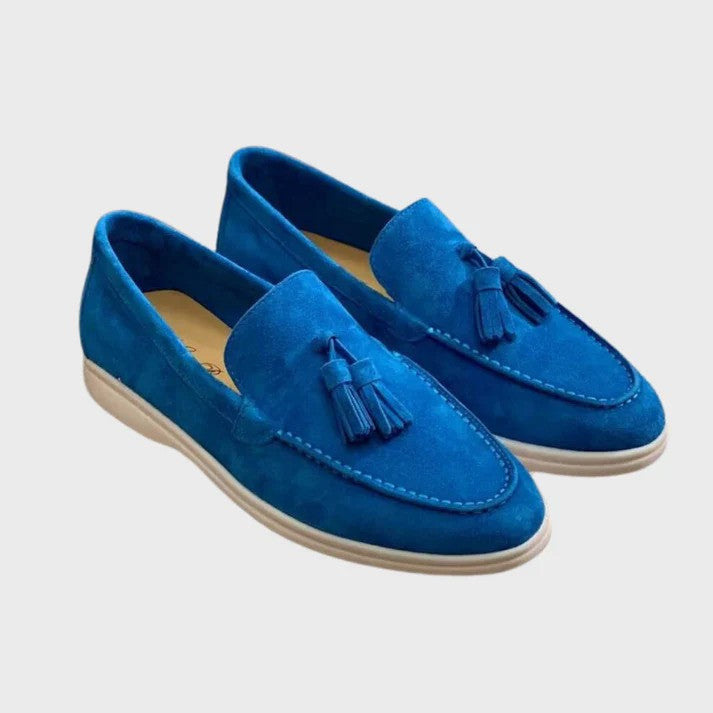 Mocassini uomo in pelle scamosciata blu con nappine, suola beige. Scarpe eleganti e casual, ideali per moda maschile e stile estivo.