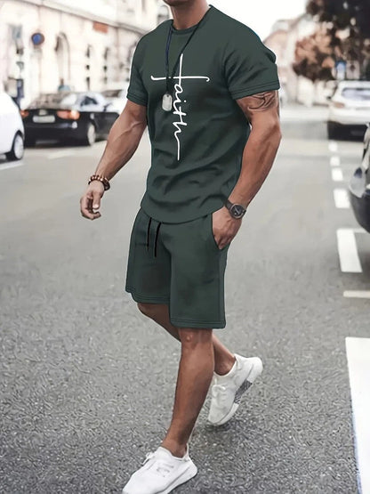 Uomo muscoloso in abbigliamento sportivo verde scuro con scritta "faith", cammina in città. Indossa scarpe bianche e orologio. Sfondo urbano trafficato.
