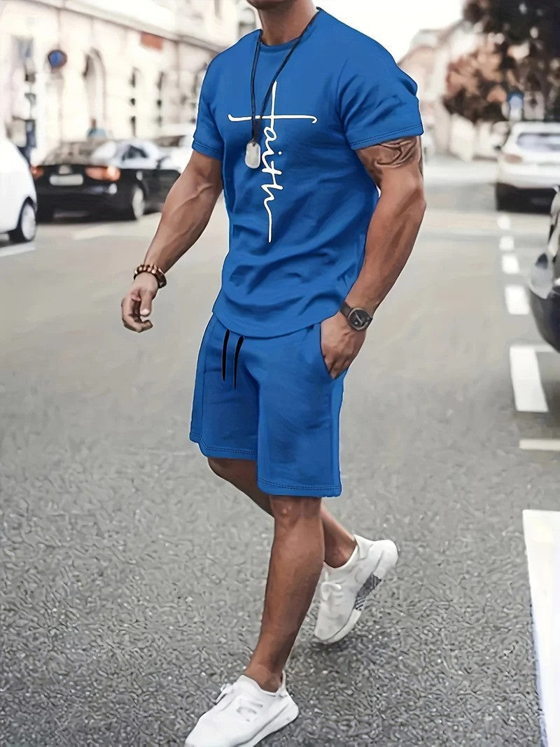 Uomo in abbigliamento sportivo blu, maglietta con scritta bianca, pantaloncini coordinati, cammina in strada urbana. Scarpe da ginnastica bianche.