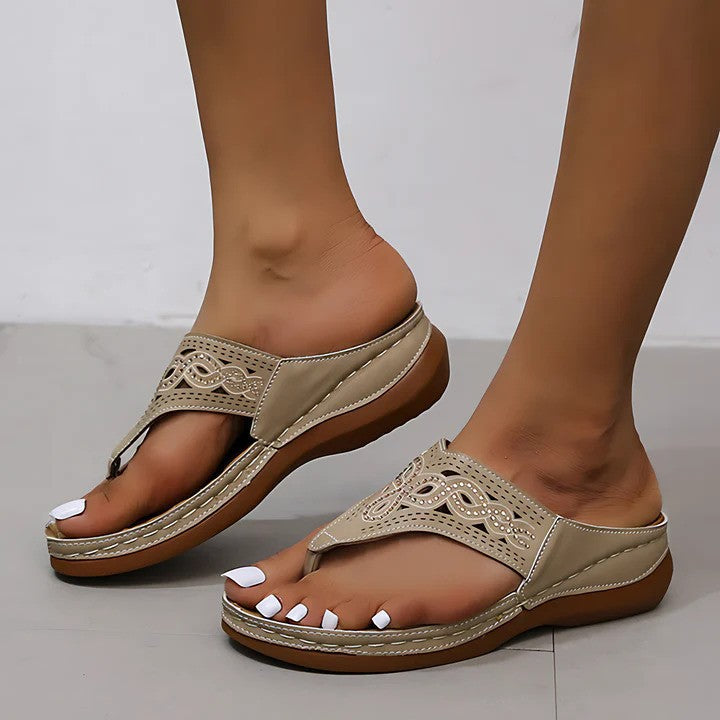 Sandali estivi beige da donna con suola in gomma, design traforato e punta aperta. Calzature comode e alla moda per la stagione calda.