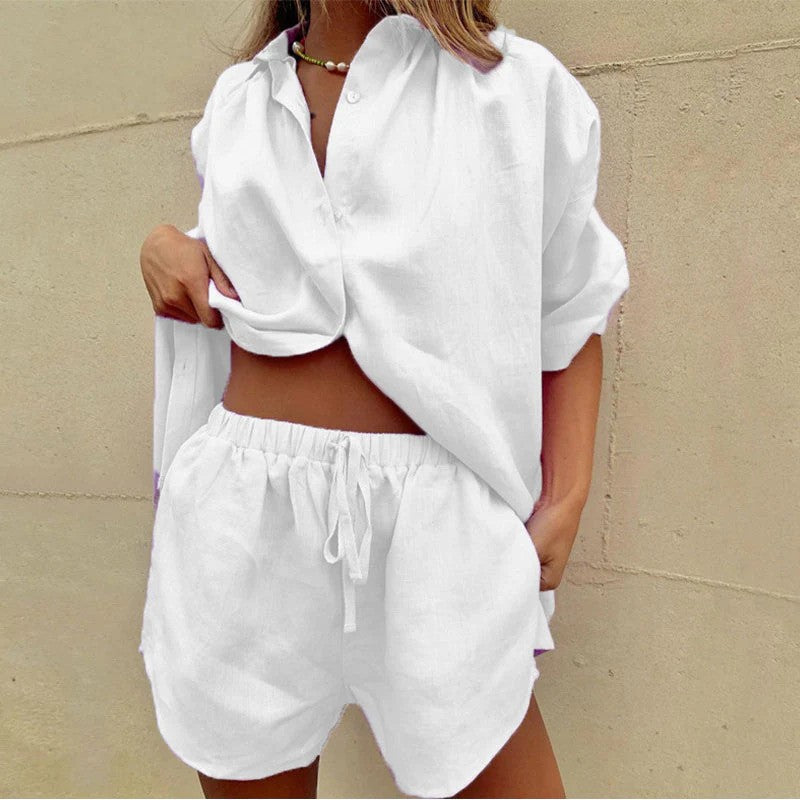 Donna con camicia bianca oversize e pantaloncini coordinati, stile casual estivo. Abbigliamento in cotone, moda donna, look rilassato.