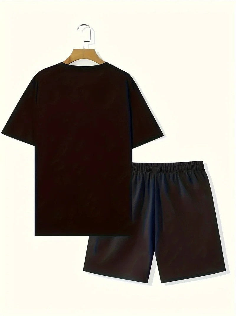 Maglietta nera e pantaloncini abbinati su gruccia, abbigliamento casual estivo, moda uomo, set coordinato, sfondo bianco.