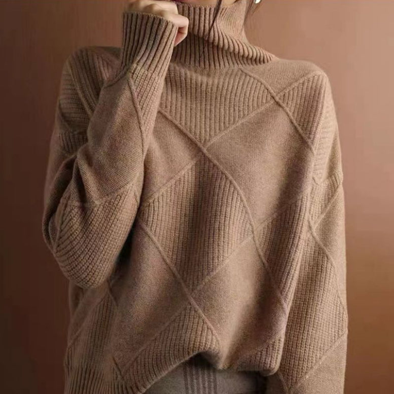 Maglione a collo alto marrone, motivo a rombi, tessuto a maglia, moda autunno inverno, abbigliamento caldo e accogliente, stile casual elegante.