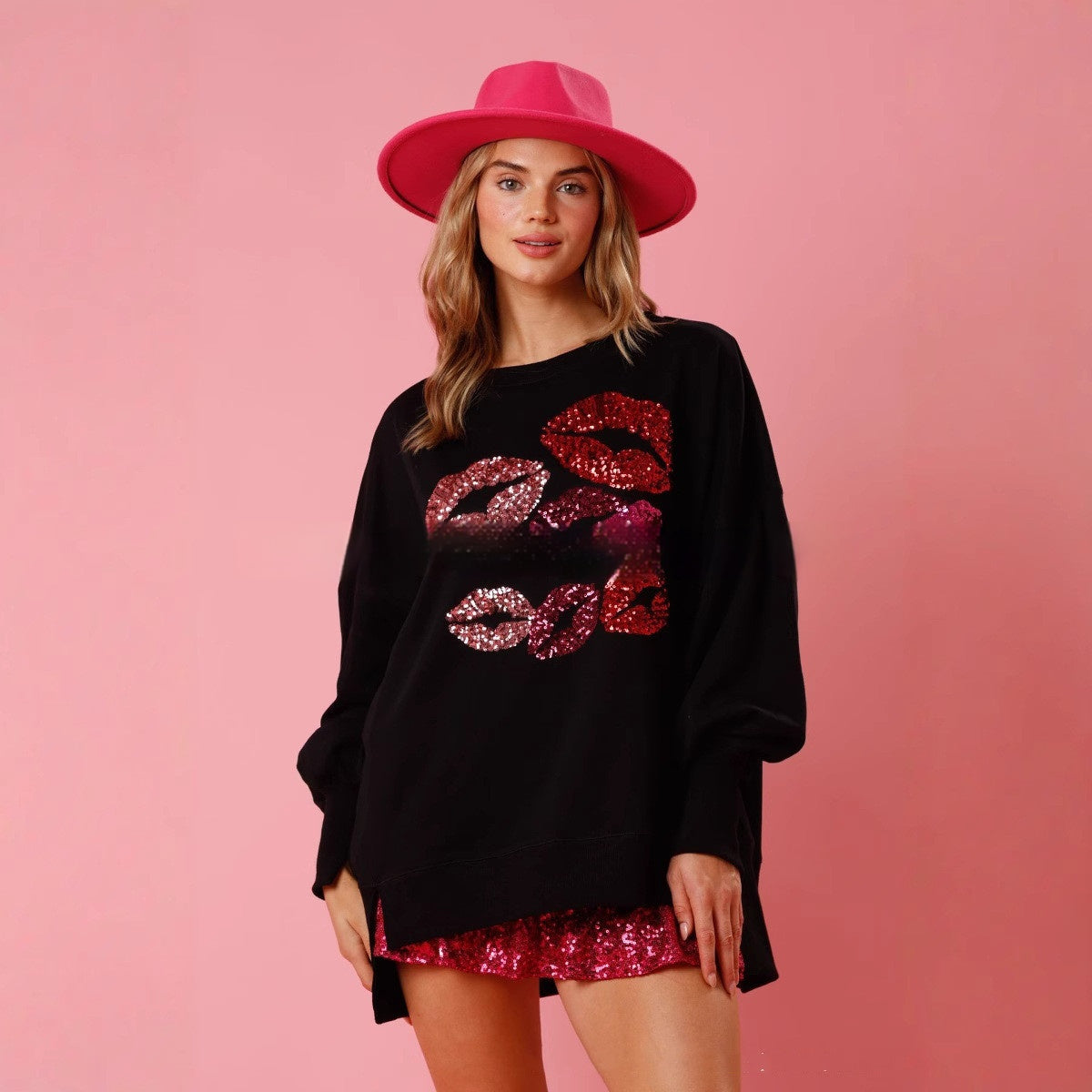 Modella con cappello rosa e maglia nera con labbra rosse e rosa glitterate, sfondo rosa. Moda femminile, abbigliamento casual chic.