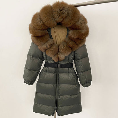 Piumino lungo verde con cappuccio in pelliccia marrone, cintura in vita, design elegante e caldo, ideale per l'inverno. Moda donna, giacca invernale.