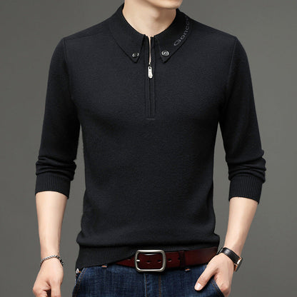 Maglione uomo nero elegante con zip e colletto, maniche lunghe, abbinato a jeans blu e cintura marrone. Moda maschile casual chic.