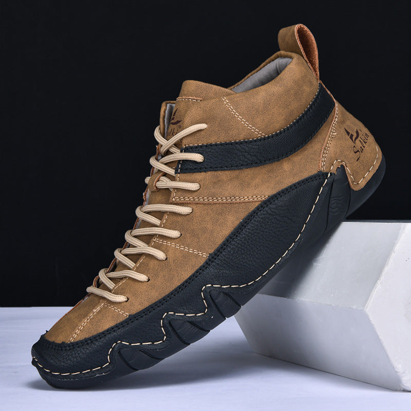 Scarpa da trekking marrone e nera su sfondo nero, con suola robusta e lacci beige. Design moderno e resistente, ideale per escursioni outdoor.