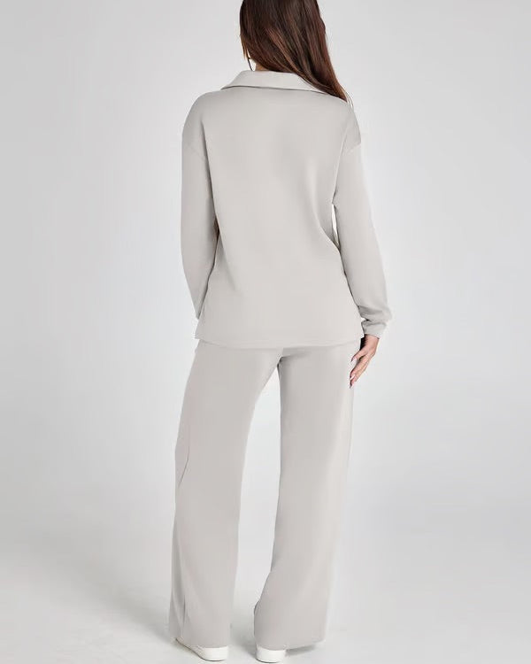 Donna in abbigliamento casual beige, completo giacca e pantaloni larghi, vista posteriore. Moda donna, stile elegante, abbigliamento comodo.