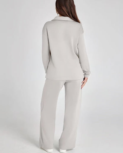 Donna in abbigliamento casual beige, completo giacca e pantaloni larghi, vista posteriore. Moda donna, stile elegante, abbigliamento comodo.