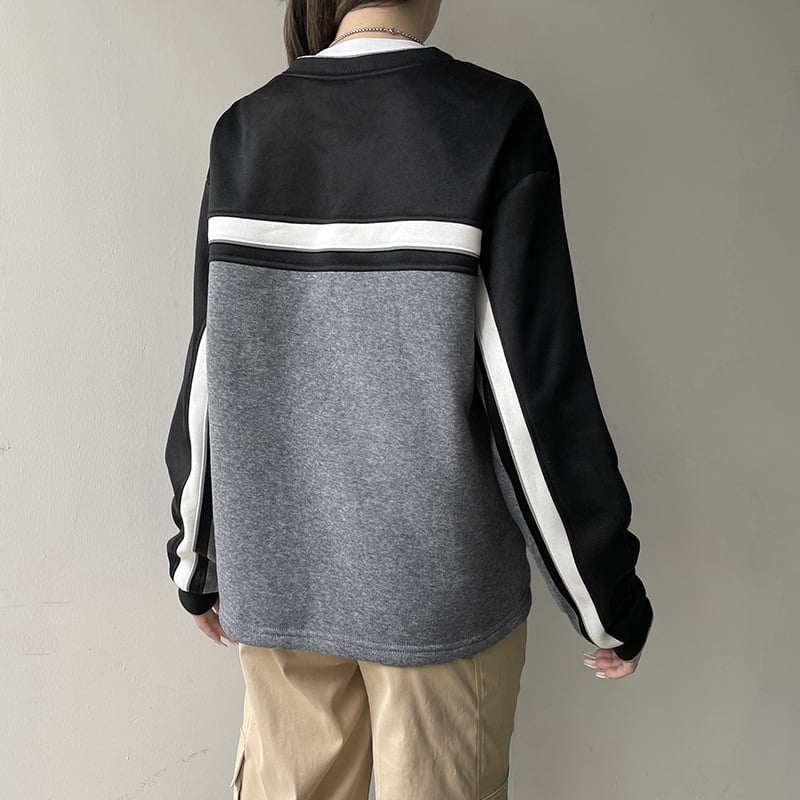 Maglia sportiva uomo invernale, bicolore nero e grigio, con strisce bianche sulle maniche. Design casual, ideale per moda streetwear.