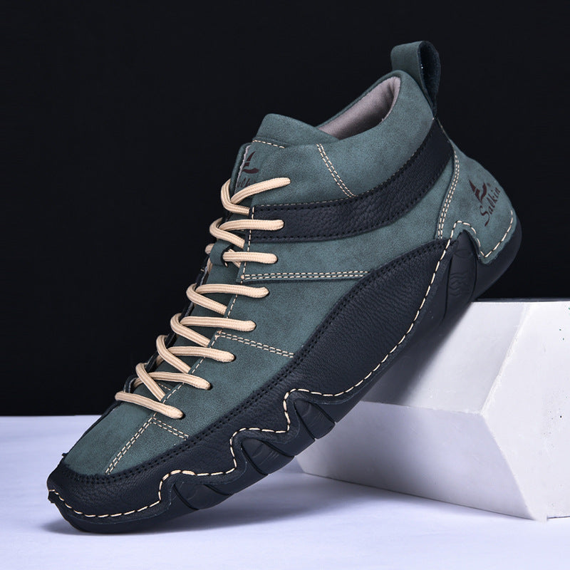 Scarpa sportiva verde scuro con lacci beige, suola nera antiscivolo e dettagli in pelle. Design moderno e confortevole per attività all'aperto.