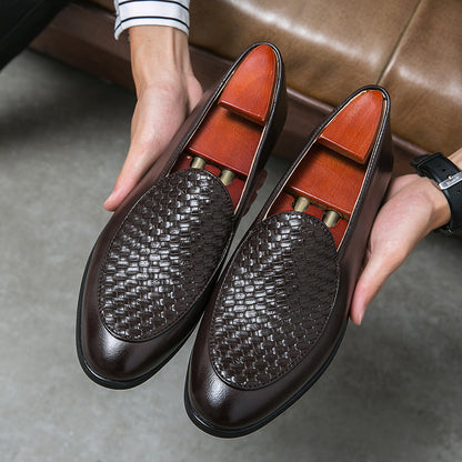 Scarpe eleganti da uomo in pelle marrone intrecciata, con tendiscarpe in legno. Design classico, ideale per abbigliamento formale e occasioni speciali.