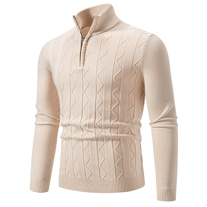 Maglione beige da uomo con zip, collo alto e motivo a trecce. Elegante e caldo, ideale per l'inverno. Maglieria moda maschile.