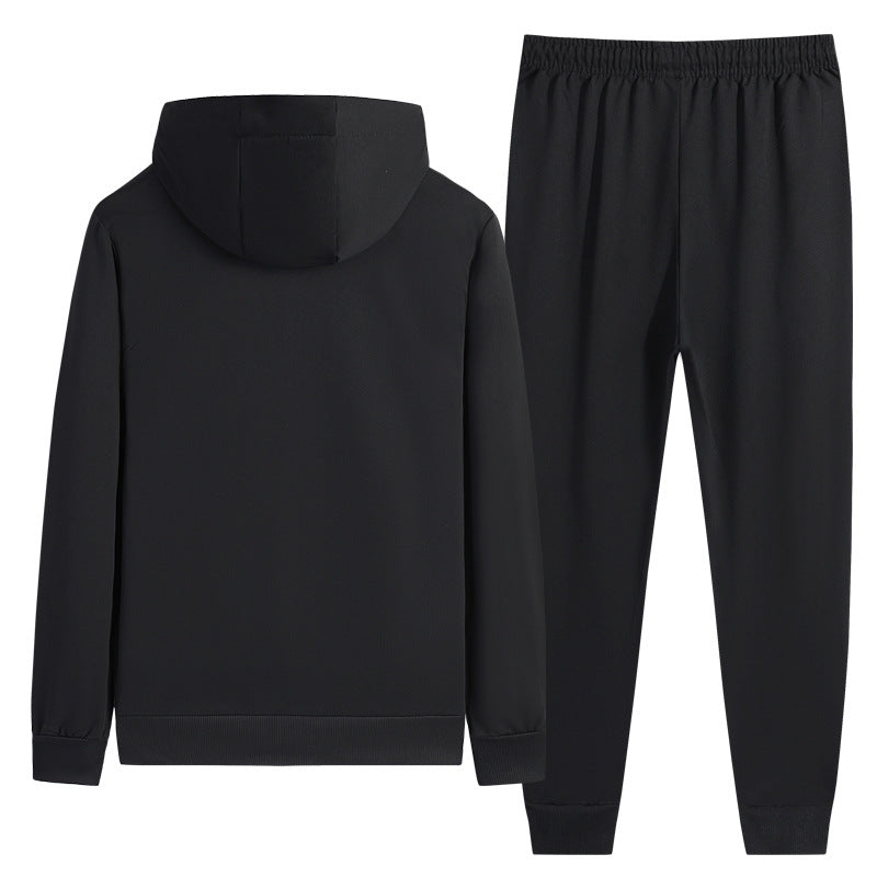 Tuta sportiva nera con cappuccio, composta da felpa e pantaloni. Abbigliamento casual unisex, ideale per attività sportive e tempo libero.