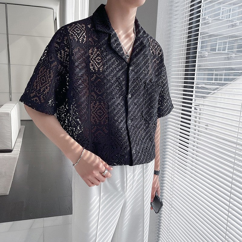 Camicia nera traforata da uomo, stile casual estivo, abbinata a pantaloni bianchi. Moda maschile moderna, look elegante e leggero.