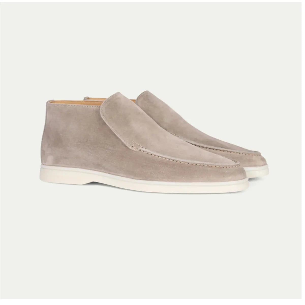 Scarpe chukka uomo in pelle scamosciata beige, suola bianca. Eleganti e versatili, ideali per look casual e formali. Scarpe moda uomo.