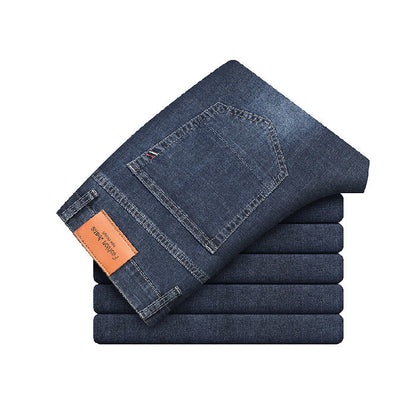 Jeans blu piegati, tasca posteriore visibile, etichetta marrone, stile casual, moda uomo, abbigliamento denim di alta qualità.