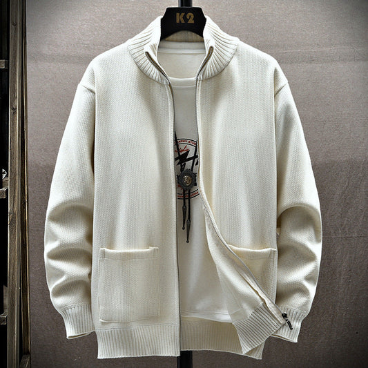 Giacca cardigan bianca in maglia con zip, colletto rialzato e tasche frontali, su sfondo neutro. Moda uomo, abbigliamento casual elegante.