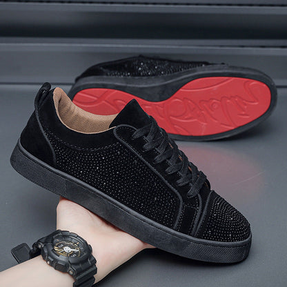 Scarpe da ginnastica nere con strass, suola rossa, design elegante. Moda calzature uomo, stile casual, tendenza 2023.