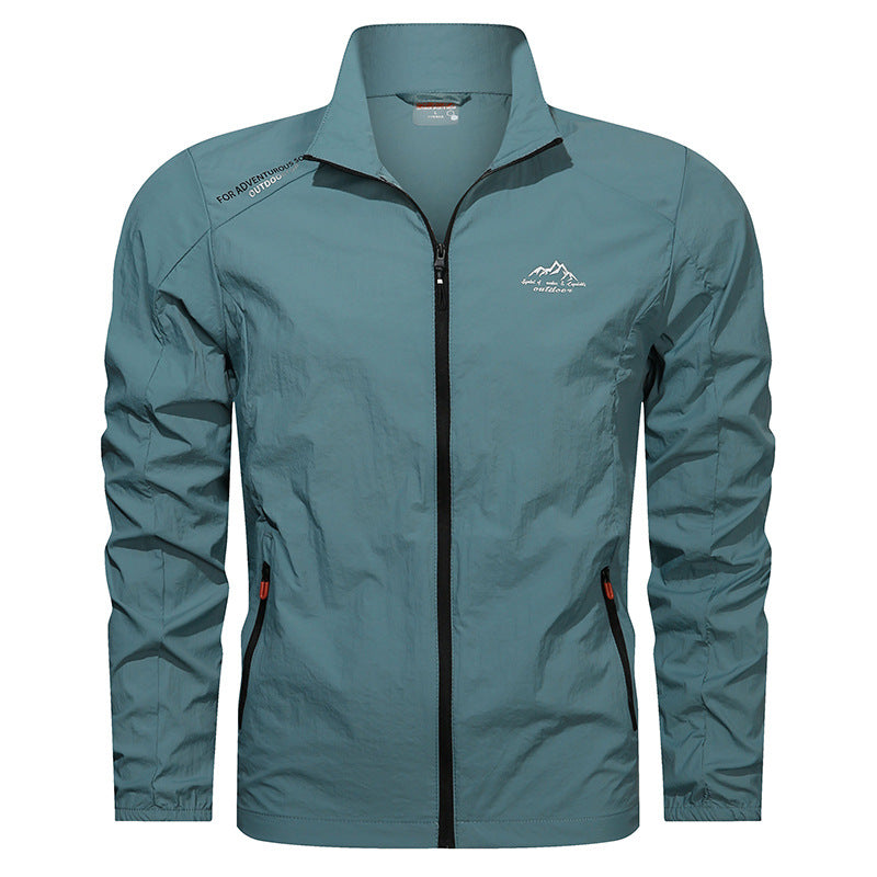 Giacca sportiva leggera verde acqua con zip nera, logo montagna bianco, tasche laterali. Ideale per escursionismo e attività outdoor.
