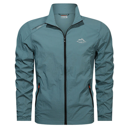 Giacca sportiva leggera verde acqua con zip nera, logo montagna bianco, tasche laterali. Ideale per escursionismo e attività outdoor.