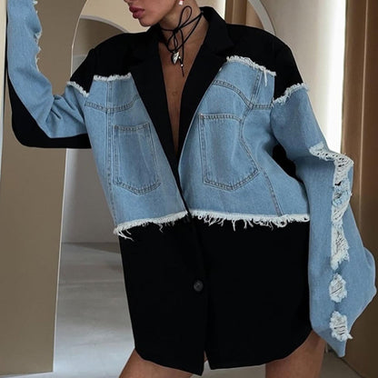 Giacca oversize in denim e tessuto nero con dettagli sfrangiati, indossata da una modella. Moda contemporanea, stile casual-chic.